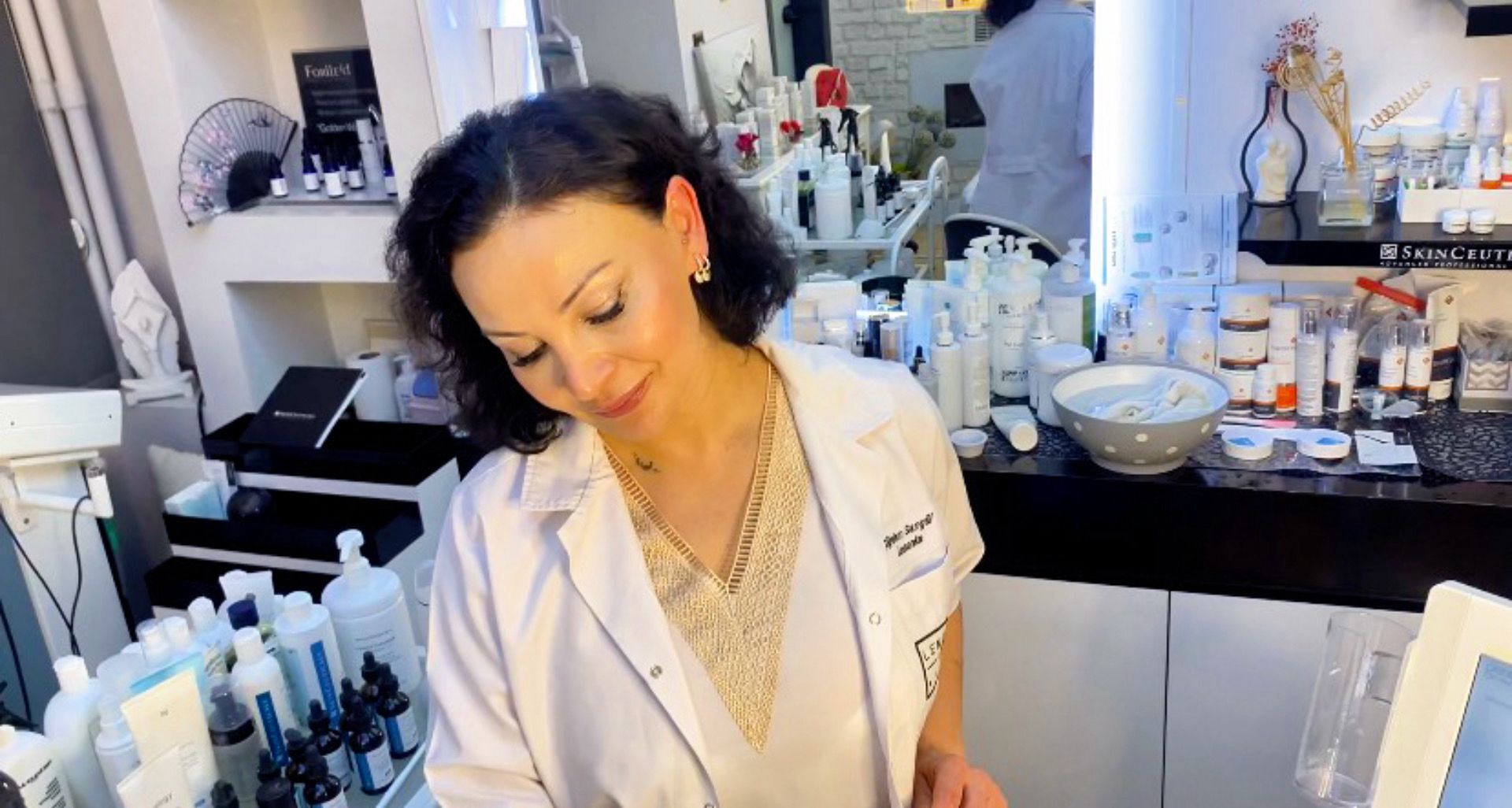 Çiğdem Hanım Lenanka Beauty salonunda profesyonel ürünler arasında